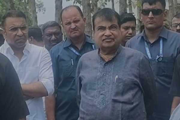 नागपुर फैक्ट्री ब्लास्ट मामला : गडकरी ने मृतकों के परिजनों को आर्थिक मदद का दिया भरोसा नागपुर फैक्ट्री ब्लास्ट मामला : गडकरी ने मृतकों के परिजनों को आर्थिक मदद का दिया भरोसा